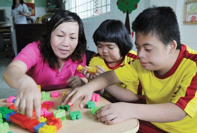 Chăm sóc bé chậm phát triển trí tuệ