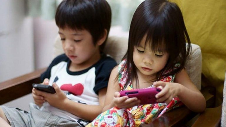 Những tác hại khi cho trẻ sử dụng điện thoại nhiều
