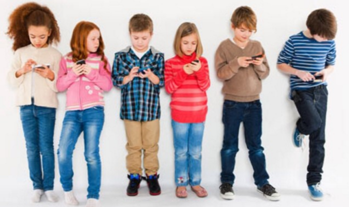 trẻ nghiện smartphone